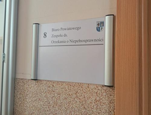 Zdjęcie tabliczki przy drzwiach