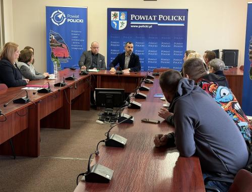Spotkanie z zawodowymi rodzinami zastępczymi w Starostwie Powiatowym w Policach