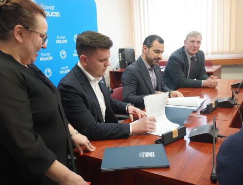 Podpisanie umów Kompas na Powiat Policki
