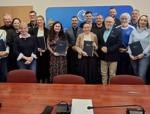 beneficjenci na sali sesyjnej