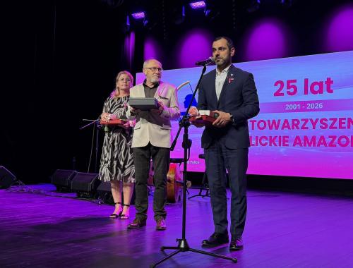 Przedstawiciele Powiatu Polickiego na scenie