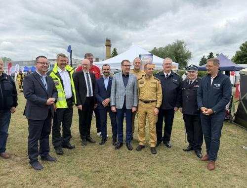 Zdjęcie grupowe uczestników Dnia Służb Ratowniczych w Anklam