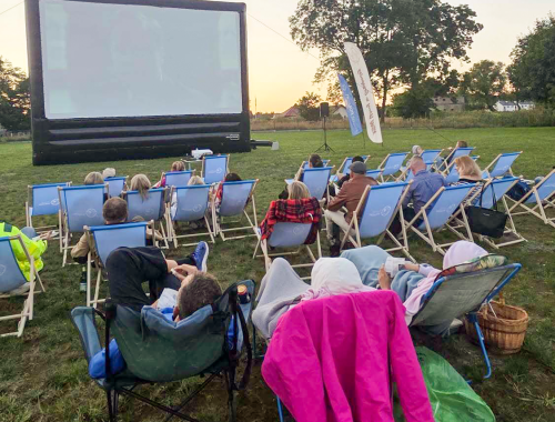 Letnie kino plenerowe w Grzepnicy